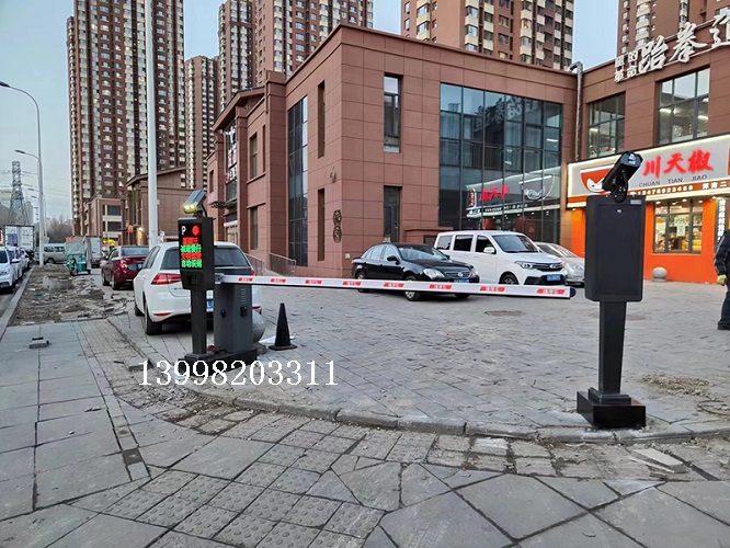沈陽(yáng)渾南農(nóng)貿(mào)市場(chǎng)門(mén)前停車(chē)場(chǎng)道閘車(chē)牌識(shí)別系統(tǒng)安裝13998203311
